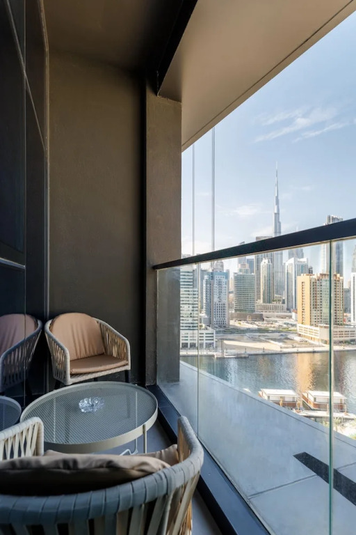 Waves - Serene Waterfront Elegance: 2BR Haven in Business Bay