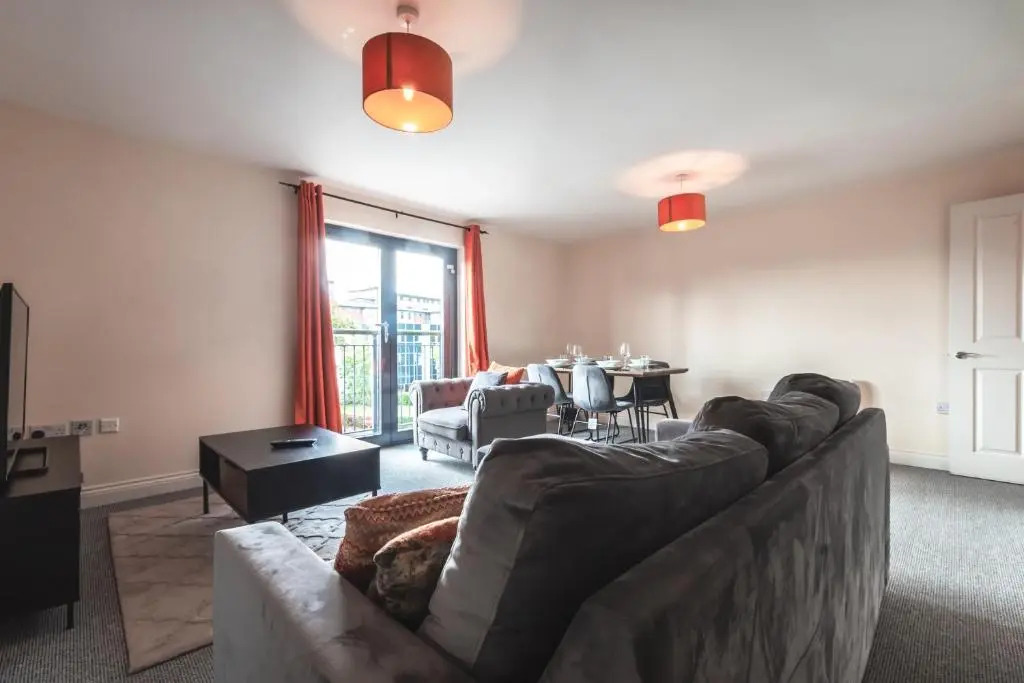 BEST PRICE! STUNNING 2 Bed City Centre - 4 single beds or 2 Super king, Smart TVs, Sofa Bed & FREE SECURE PARKING
