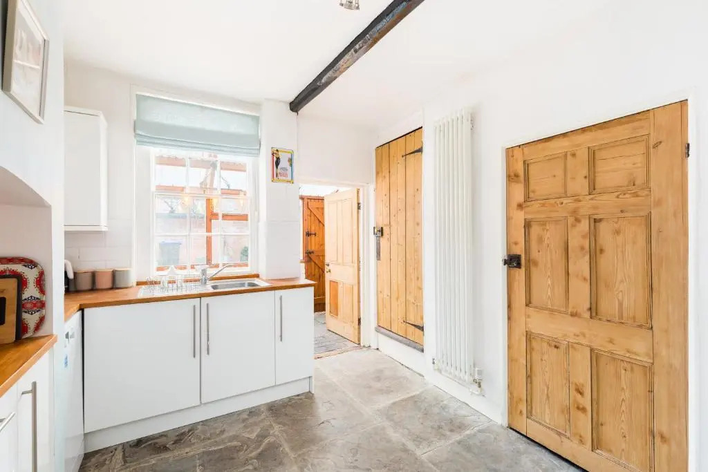 Shakespeare House, Free Parking, Town Centre Location