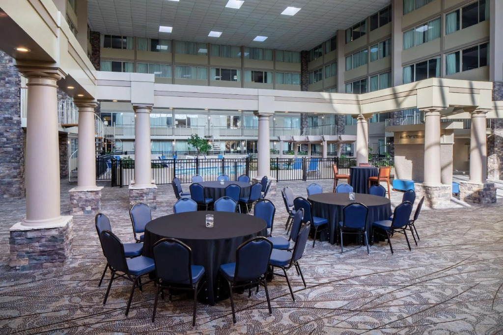 Отель Wyndham Garden Westlake