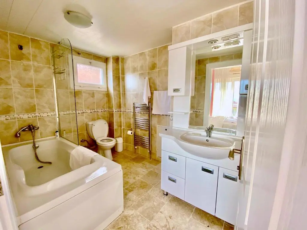 4 Bedroom - 3 Bathroom - 8 Person, Private Pool - Private 1000m2 Garden, DETACHED Villas, Unlimited WiFi - Free Parking