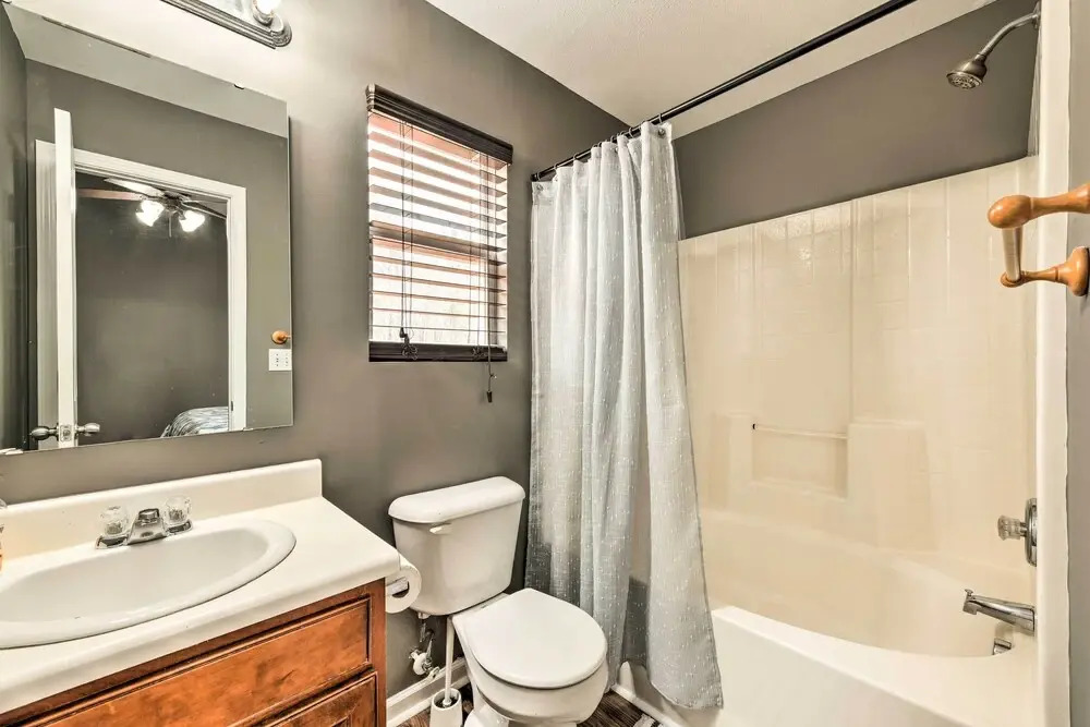 Pet-friendly Retreat w/ Yard: ~ 8 Mi to Downtown!