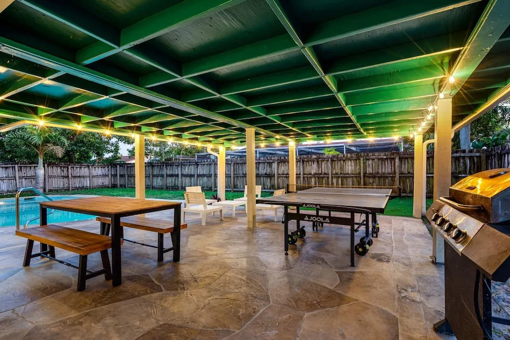 4BR With Private Pool and Game Room - Prime Location