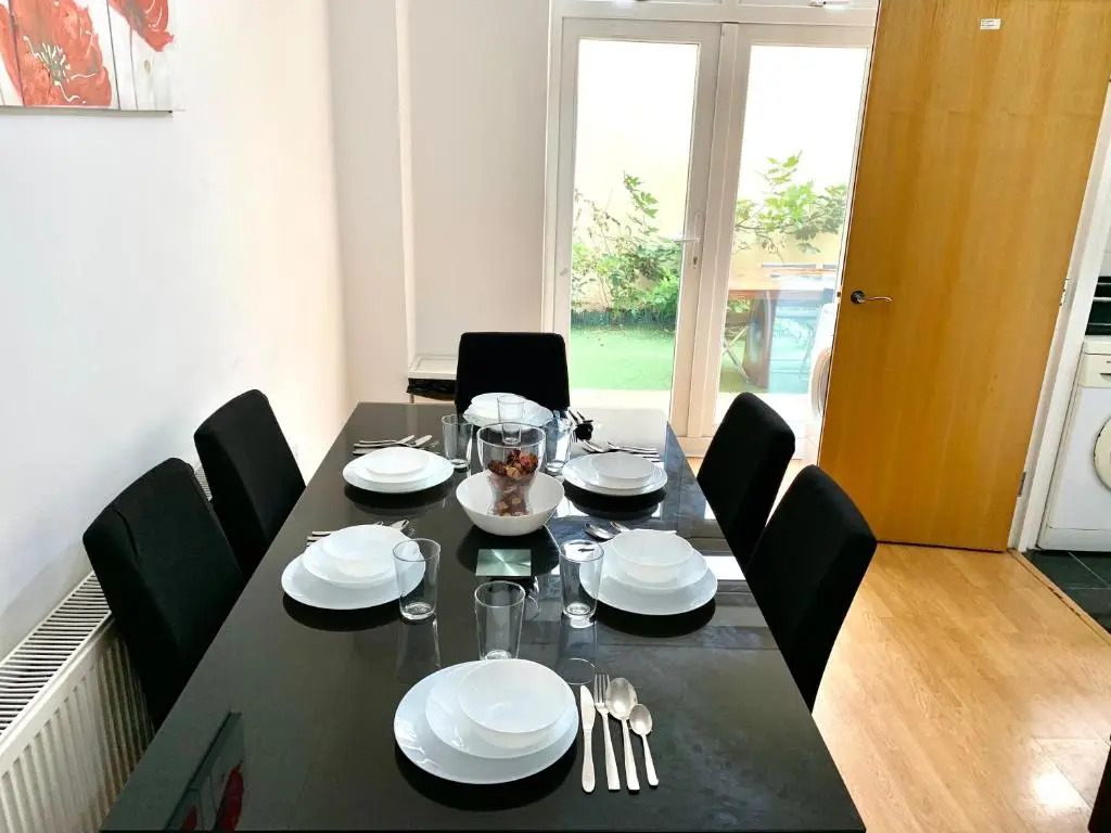 London 4 Bedrooms 3 Bathrooms with Garden House