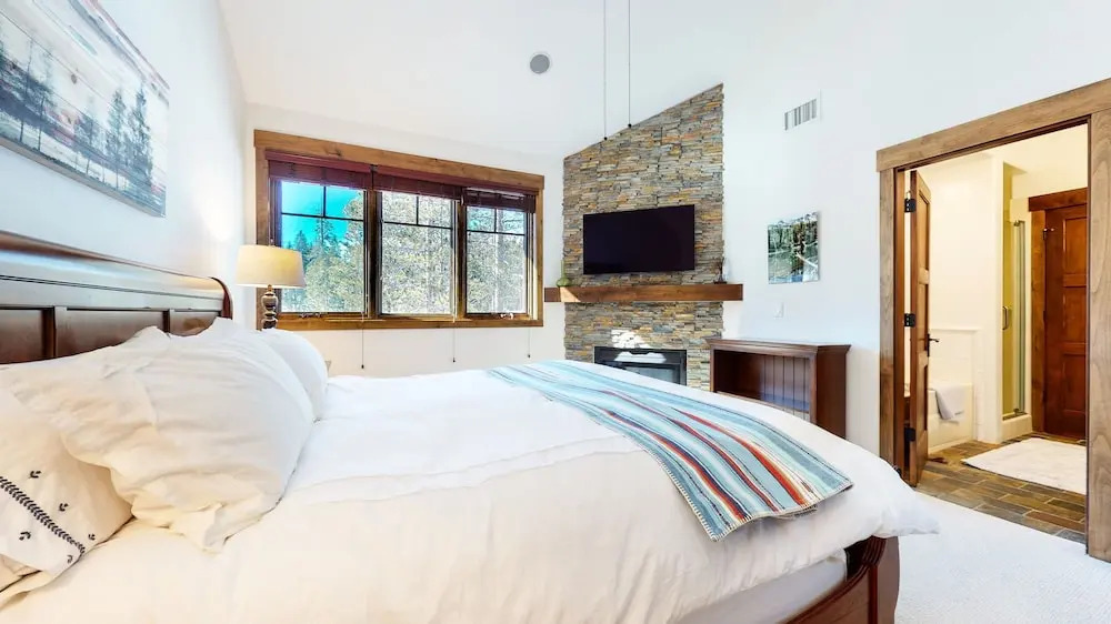 Woodwinds 1271 Spacious Mountain Modern Home with Private Hot Tub, Fireplace and Garage by RedAwning