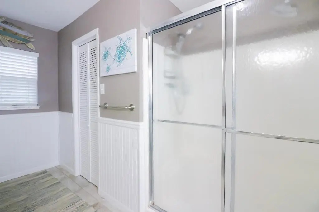 SUNNY DAZE Walk to Beach 2 Decks Pet Friendly Has a Mini Bar