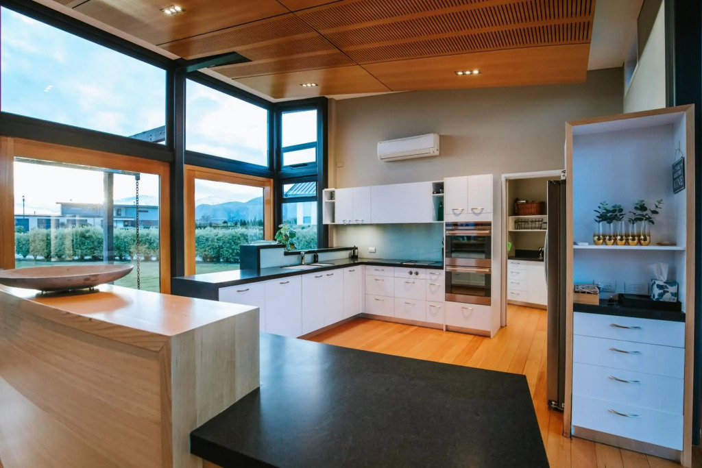Mt Gold Retreat - Sleeps 8 - Spa Pool - Tennis Court