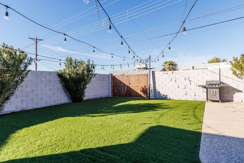 4BR Sleeps 8 Heated Pool Yard Games Bbq!