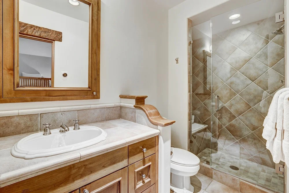 Refined 5 BR Private Home with Private Hot Tub by RedAwning
