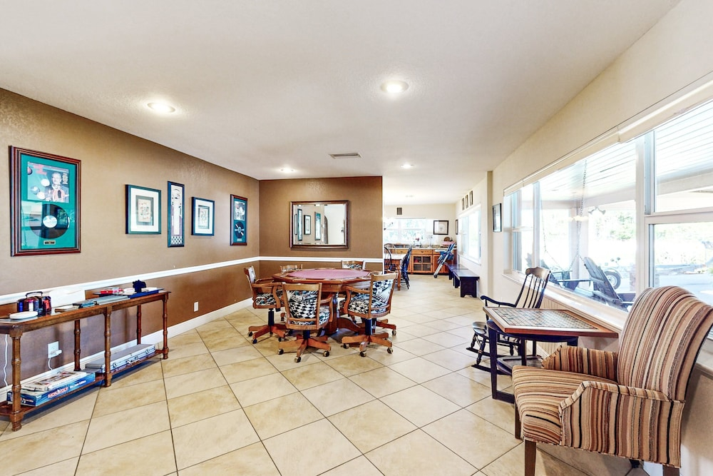 Dog-friendly Lakefront Home With Private Dock & Beach - Snowbirds Welcome