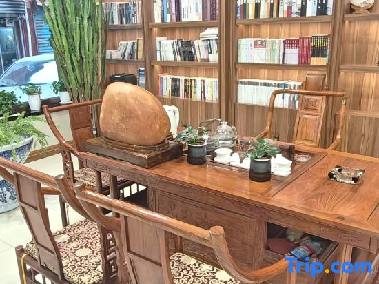 Yuelong Hotel Lingqiu