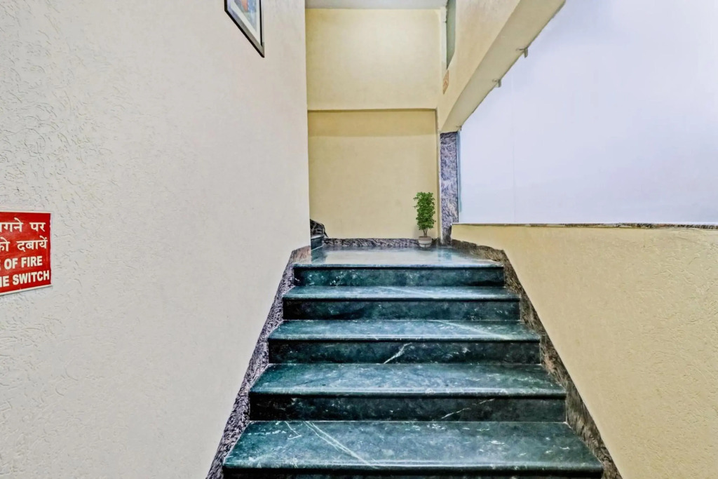 OYO 90654 Hotel Grand Luxury