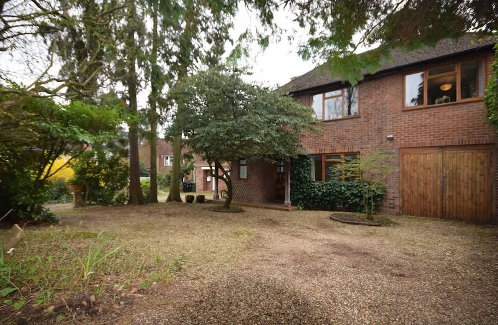 Lynwood , Woking 490349