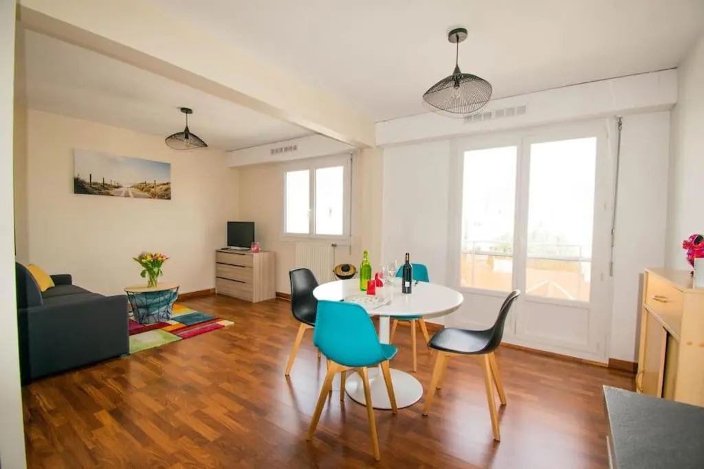 grand studio avec parking à 10 minutes des plages