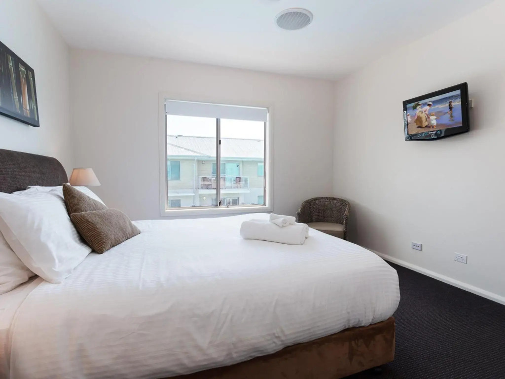 245 Pacific Blue 265 Sandy Point Rd air conditioned unit with resort facilities and linen supplied