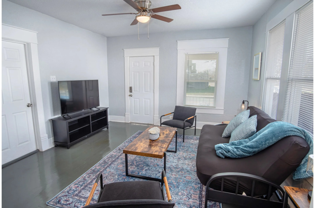 Wonderful 3 BR 2 BA Near Downtown
