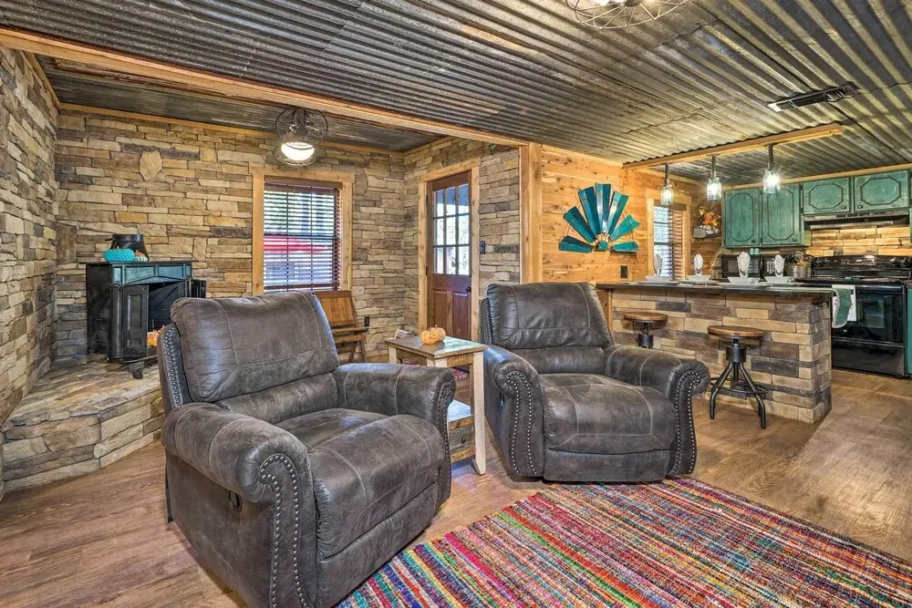 Private Hot Tub & Deck! Cabin Near Broken Bow Lake