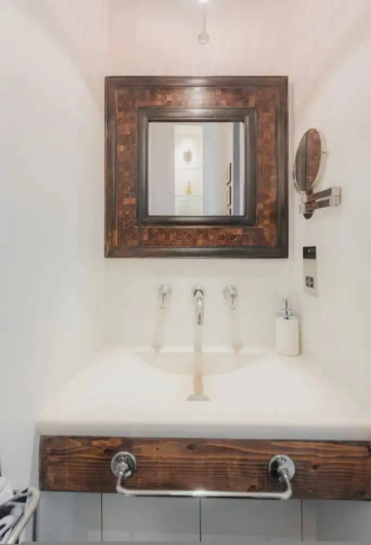 A Chelsea Retreat - 2 BR With Garden and Parking