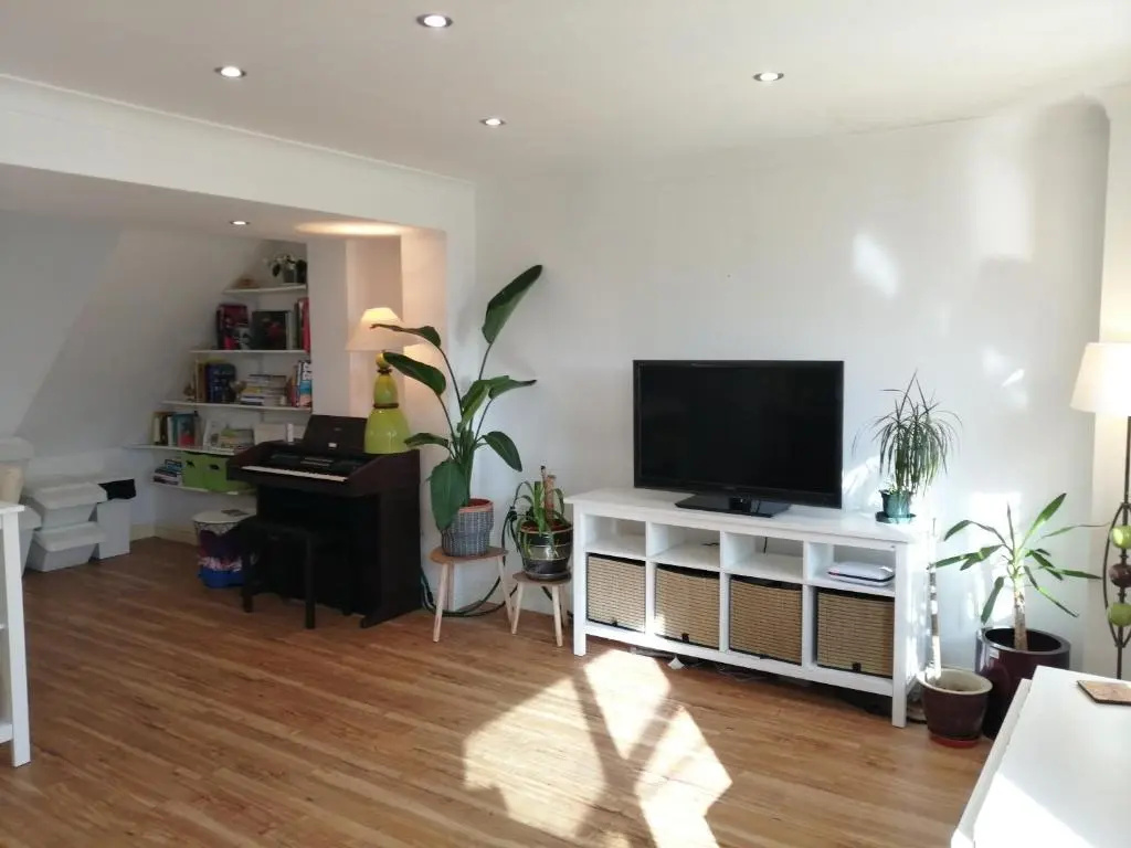 Spacious townhouse with sea views near Cardiff