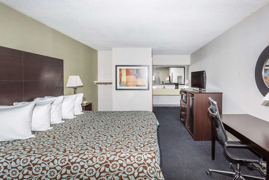 Days Inn by Wyndham Hendersonville