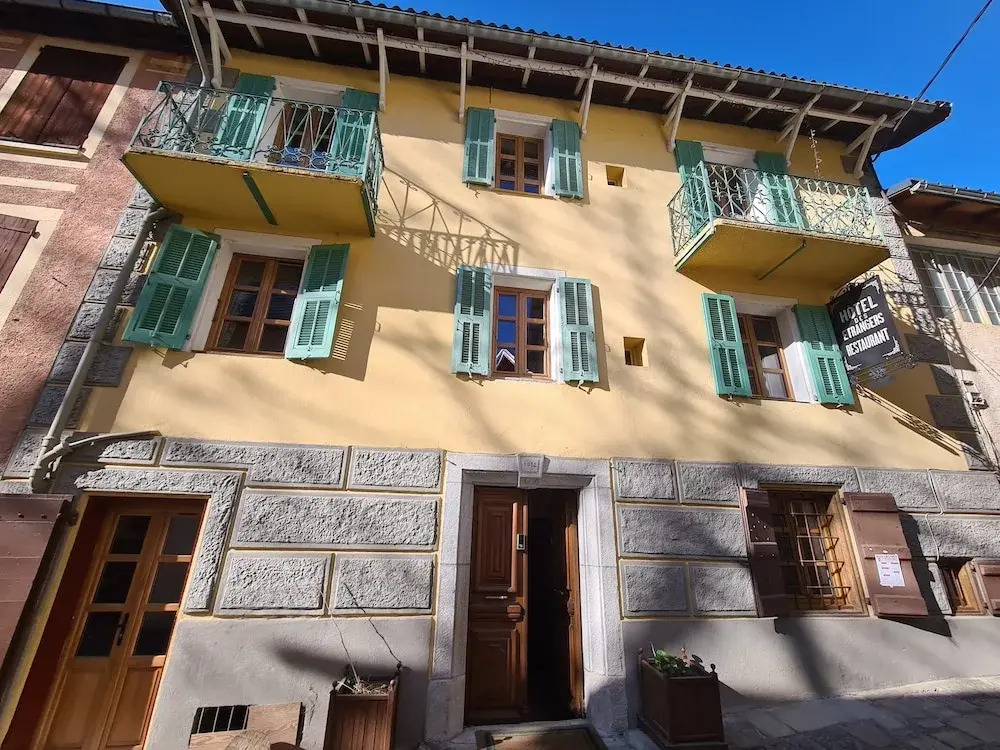 Les Etrangers a lancien Hotel des Etrangers
