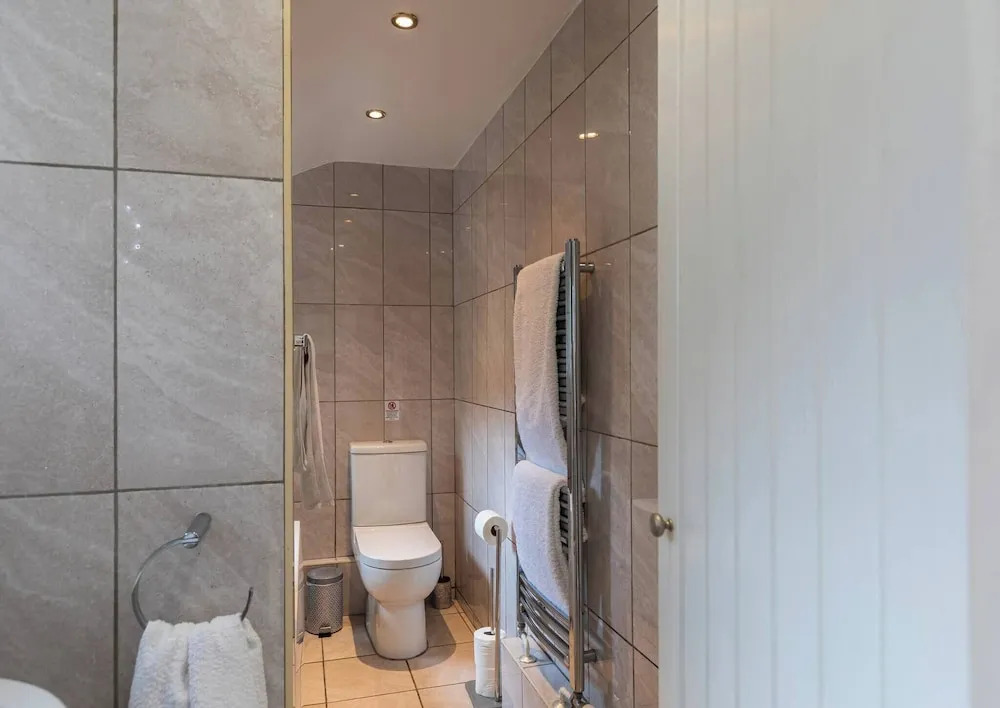 Spacious Seafront Apartment, Garden Free Parking