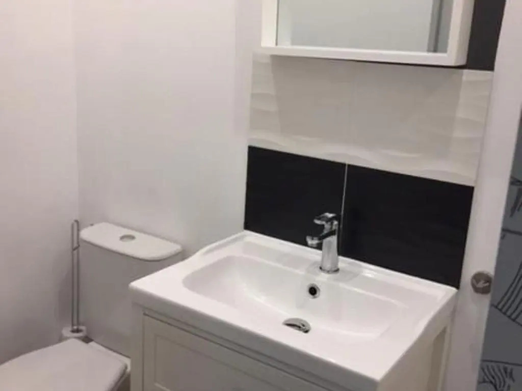 Charmant Gîte Familial Rénové avec 3 Chambres, Cheminée et Jardin, Proche Le Mans - FR-1-410-332