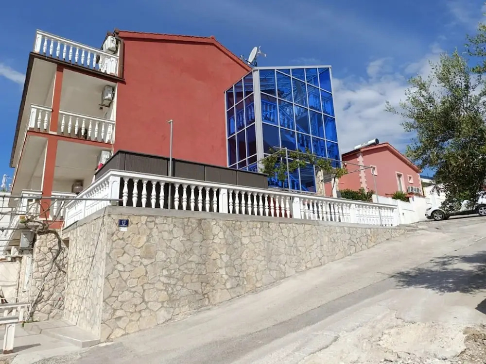 Relaxing Apartment in Okrug Gornji near Mavarstica Beach