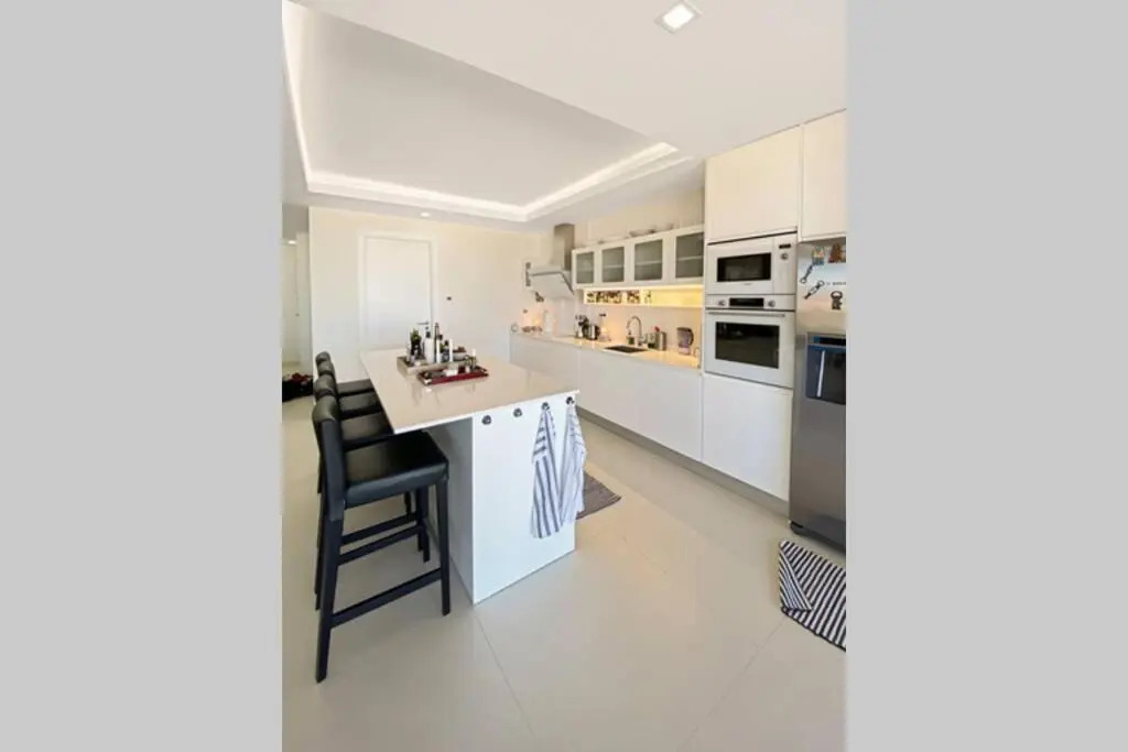 Bay View One, Stunning 3 bed condo with sea view & rooftop pool