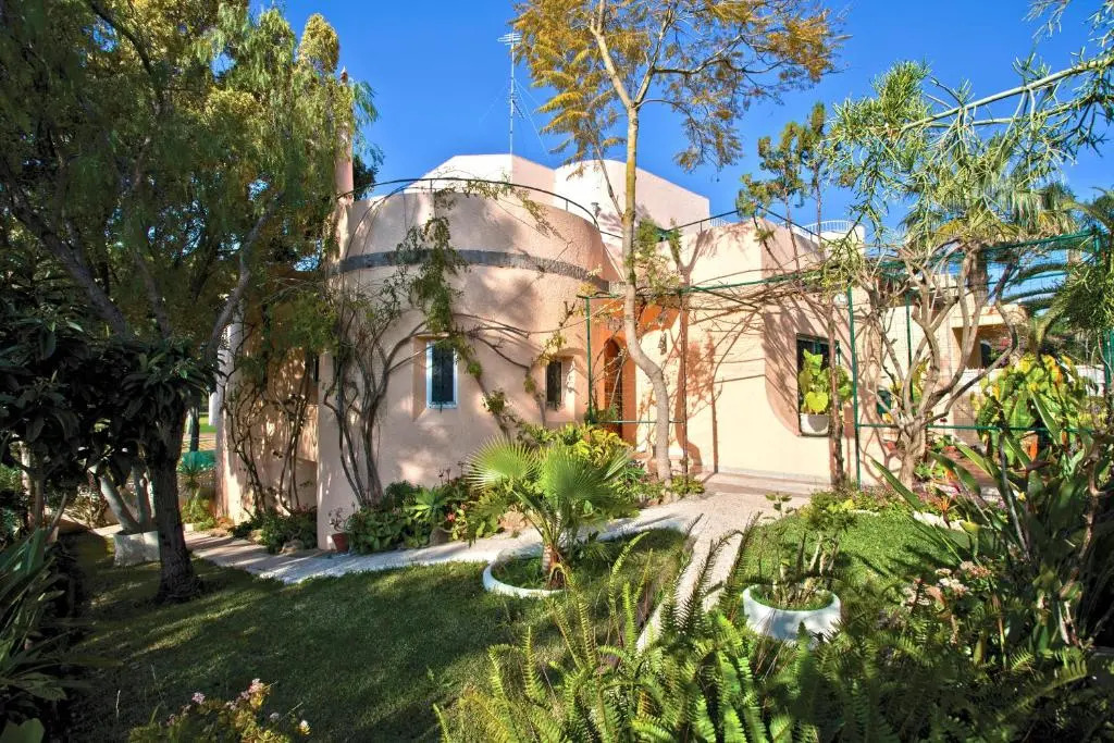 Spacious Retreat with Prime Location, Private pool, snooker, free AC Wifi
