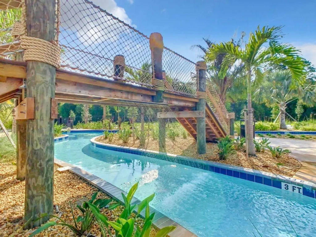 Vivid 2BR condo with free Waterpark at Storey Lake