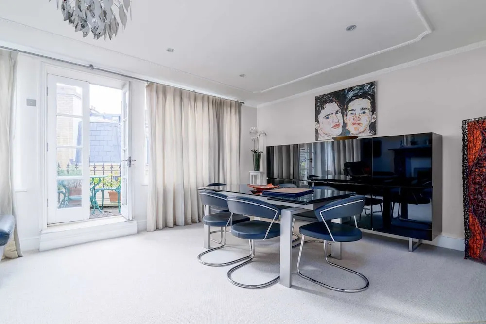 Luxury 2BR Flat in Knightsbridge W/patio, 4 Guests