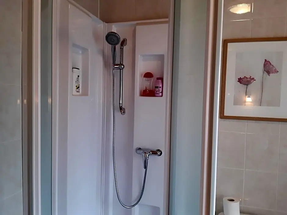 2 Bedroom Stunning Home In Roisel