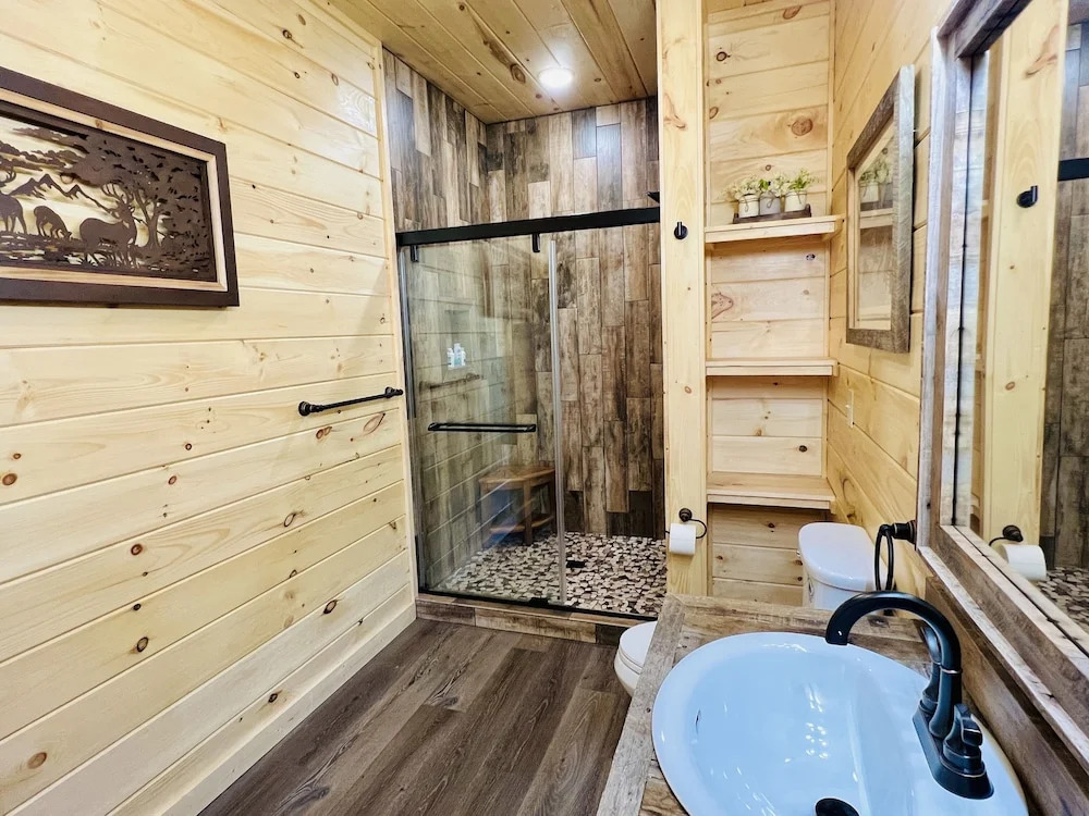 A Tyme To Chill 2 Bedroom Cabin by RedAwning