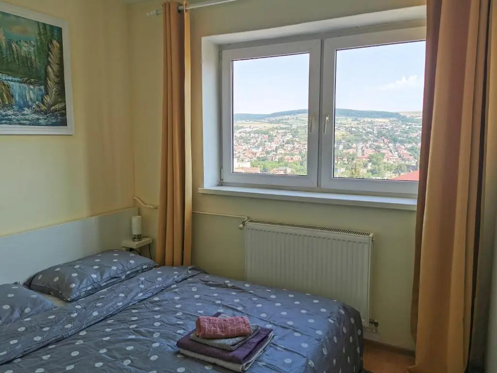 Charming Modern Apartment, Minutes from Downtown