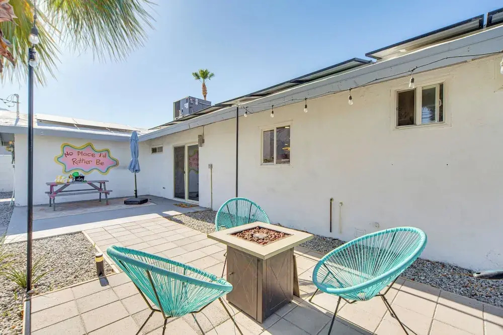 Outdoor Oasis w/ Pool: Pink Palm Springs Paradise!