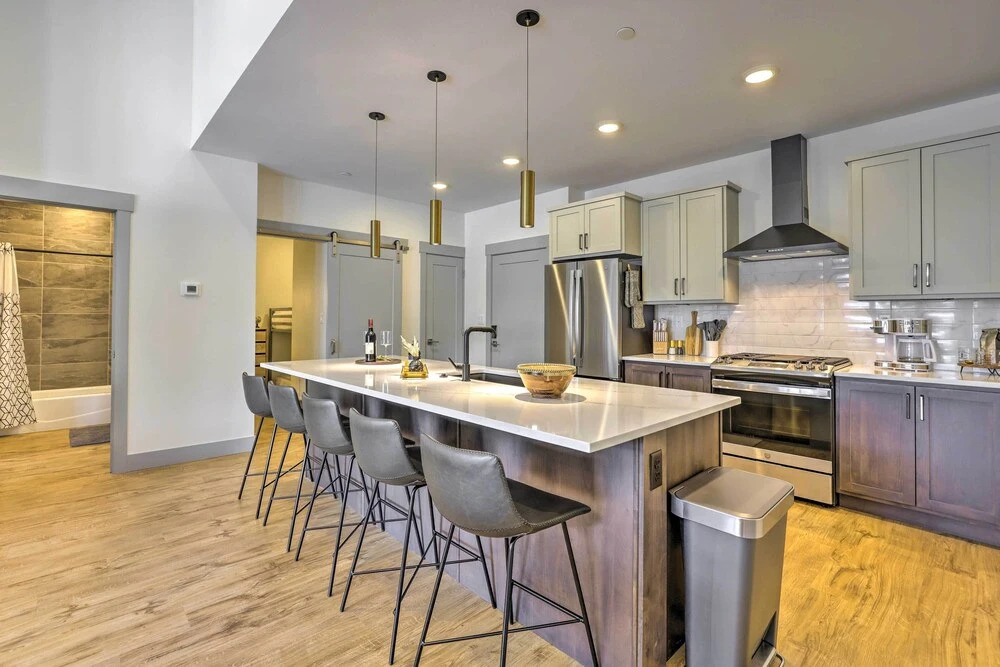 Condo w/ Mountain Views in Heart of Downtown!