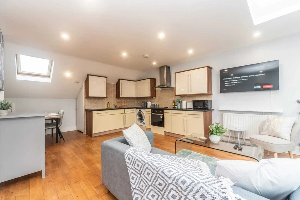 Bright & Chic St John's Hill Duplex