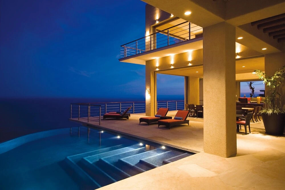 Luxurious Hillside Oceanfront 8 bedroom Villa Bellissima