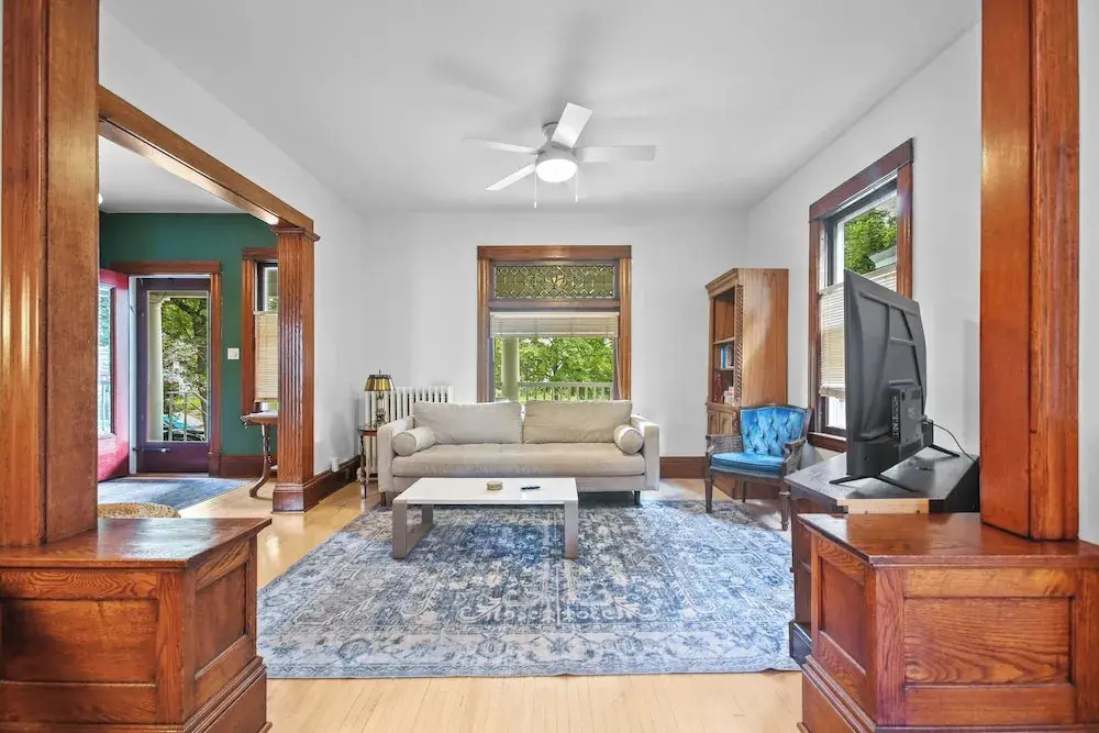 Uptown Minneapolis Home: Walk To Lakes!