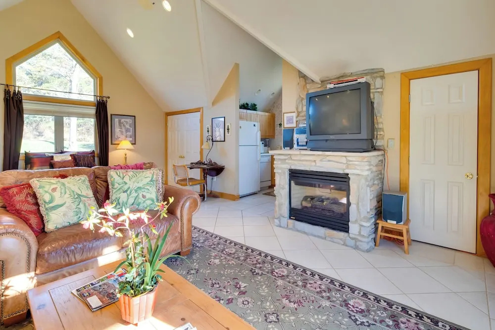 Peaceful Lake Lure Cabin w/ Fireplace!