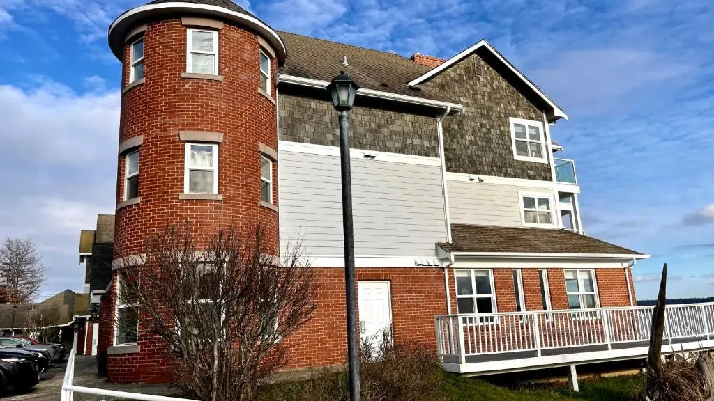 Tides Inn & Suites