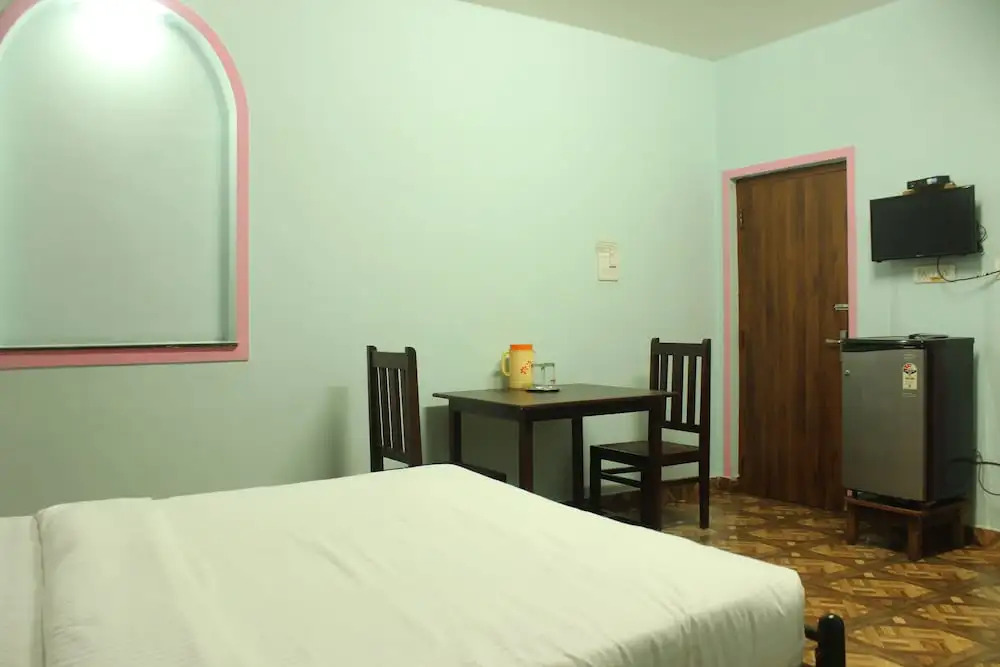 OYO 6453 Home Studios behind KFC Calangute
