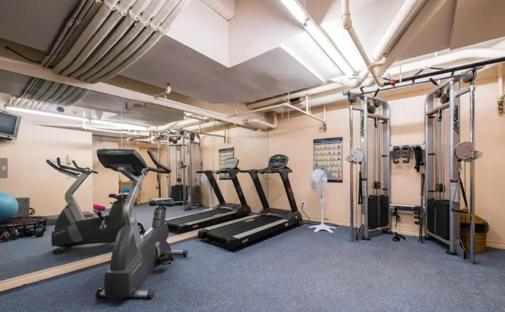 1BD+Den condo, with free parking in Downtown!