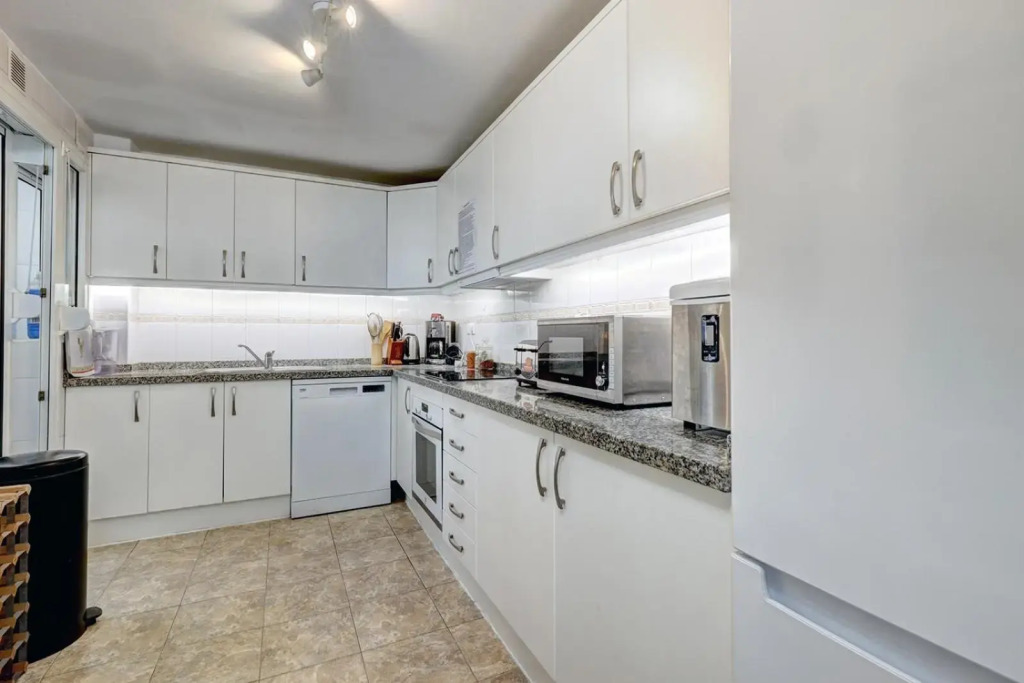 Marbella Sleeps 10 adults Secure underground car park Pool Aircon Fast Wifi