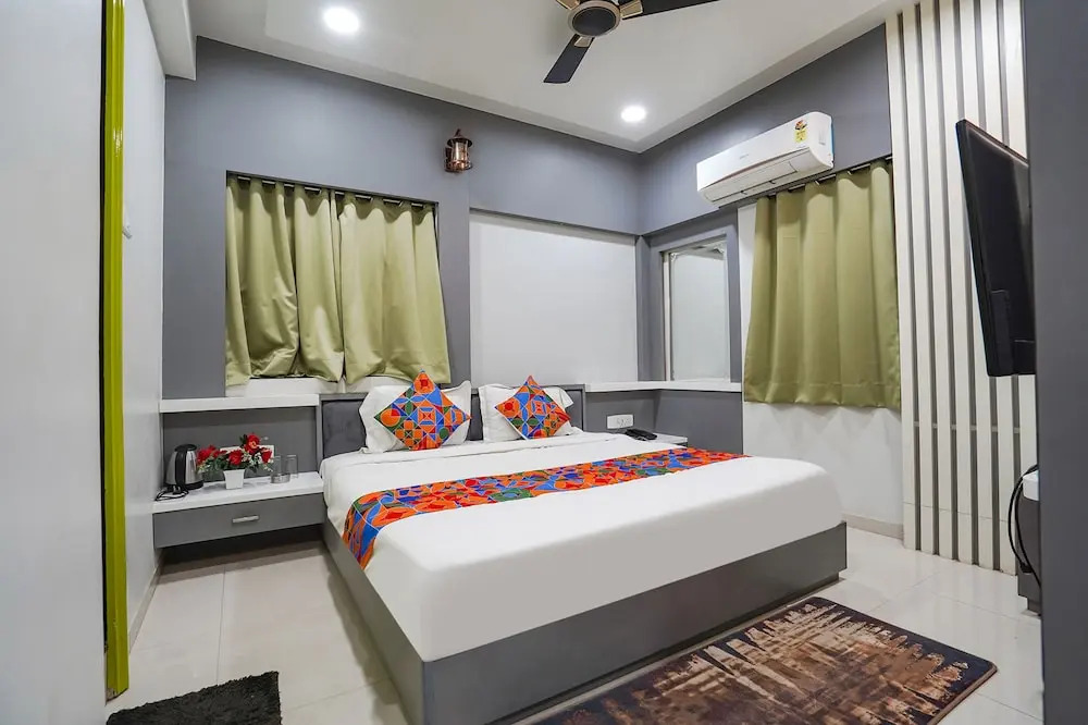 Fabhotel Royal Inn