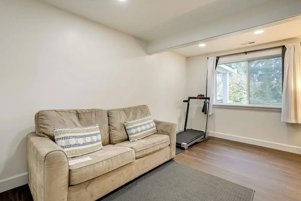 Deck + Game Room: Redmond Home ~ 17 Mi to Seattle
