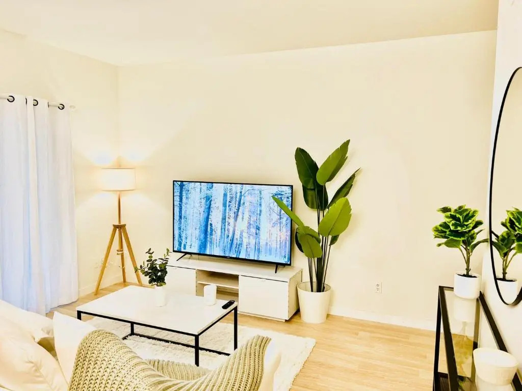 Lovely 2-story 2-bedroom unit with free secure parking