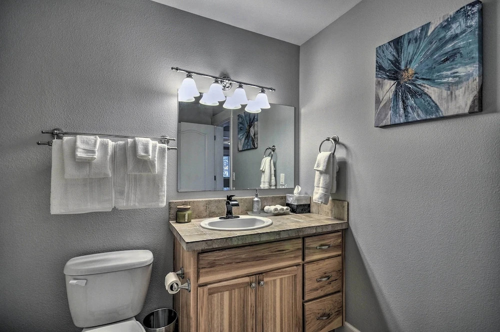 Chic Battle Ground Apartment ~ 18 Mi to Vancouver!