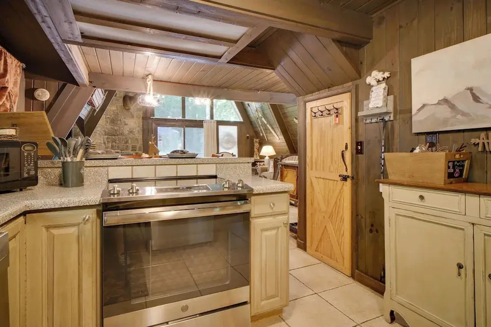Snuggle Inn in the Heart of Chalet Village